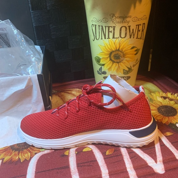 Red Tommy Hilfiger size 8 1/2m - Picture 5 of 9